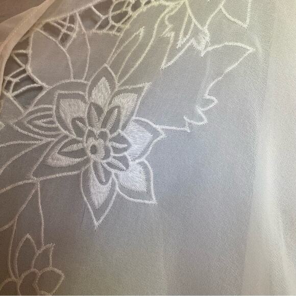 BCBGeneration sheer boho too with embroidery accent - Picture 3 of 8